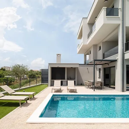 Vila Luxury David 1 - Heated Pool 38m2 Podstrana